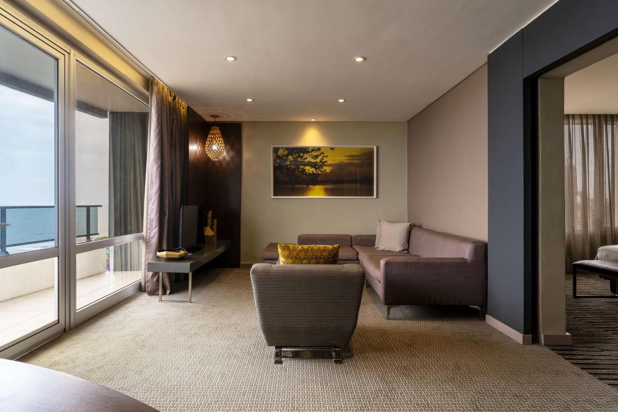 Radisson Blu Okoume Palace Hotel, リーブルヴィル エクステリア 写真