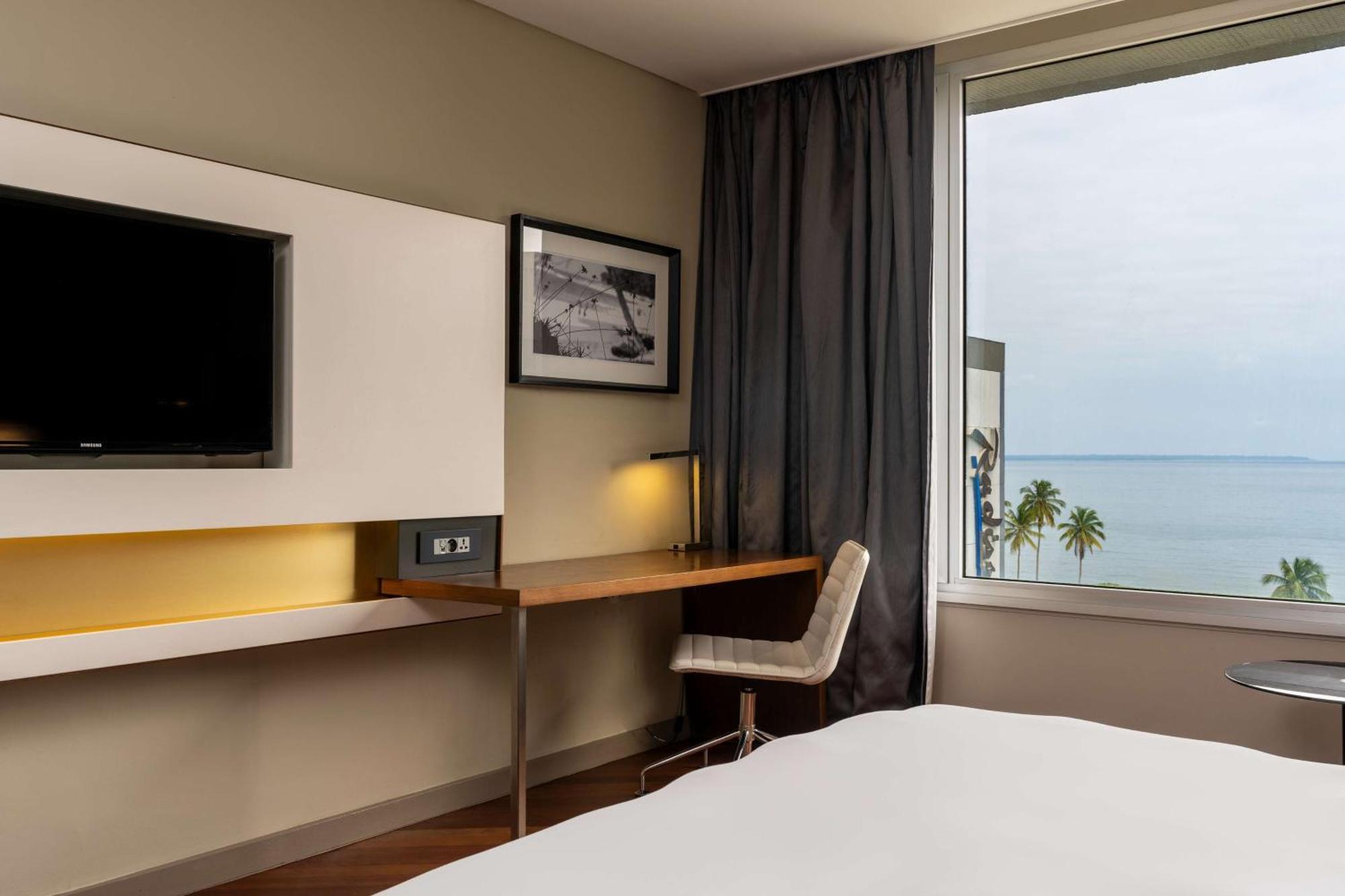Radisson Blu Okoume Palace Hotel, リーブルヴィル エクステリア 写真