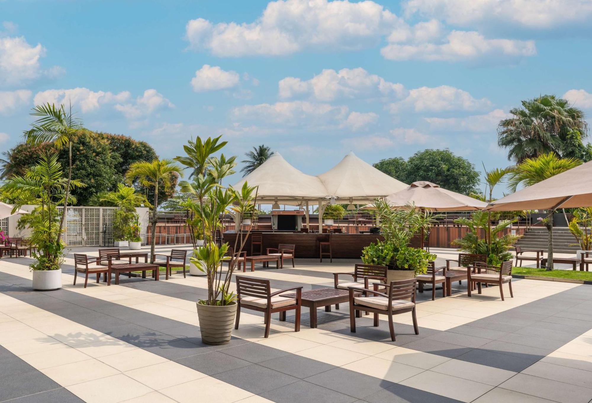 Radisson Blu Okoume Palace Hotel, リーブルヴィル エクステリア 写真