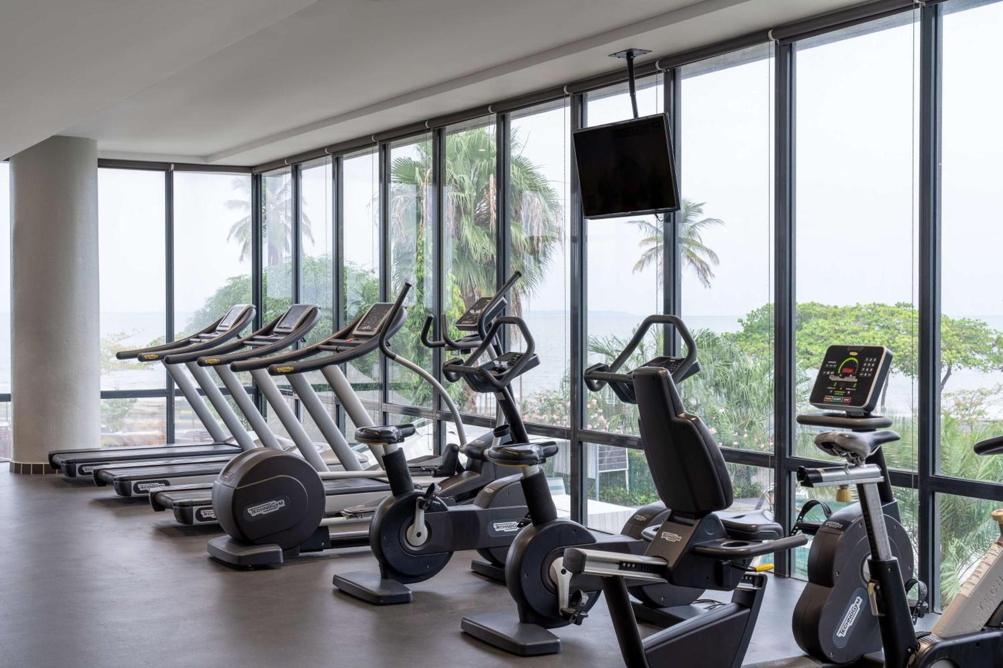 Radisson Blu Okoume Palace Hotel, リーブルヴィル エクステリア 写真