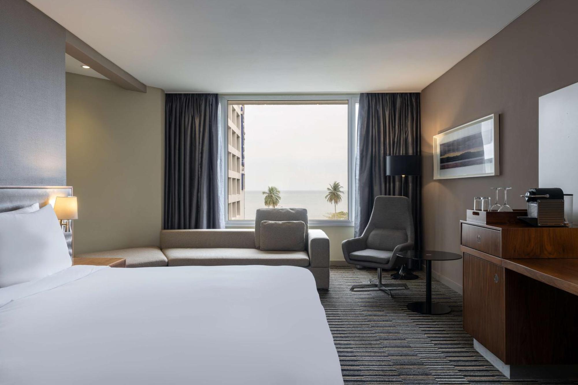 Radisson Blu Okoume Palace Hotel, リーブルヴィル エクステリア 写真