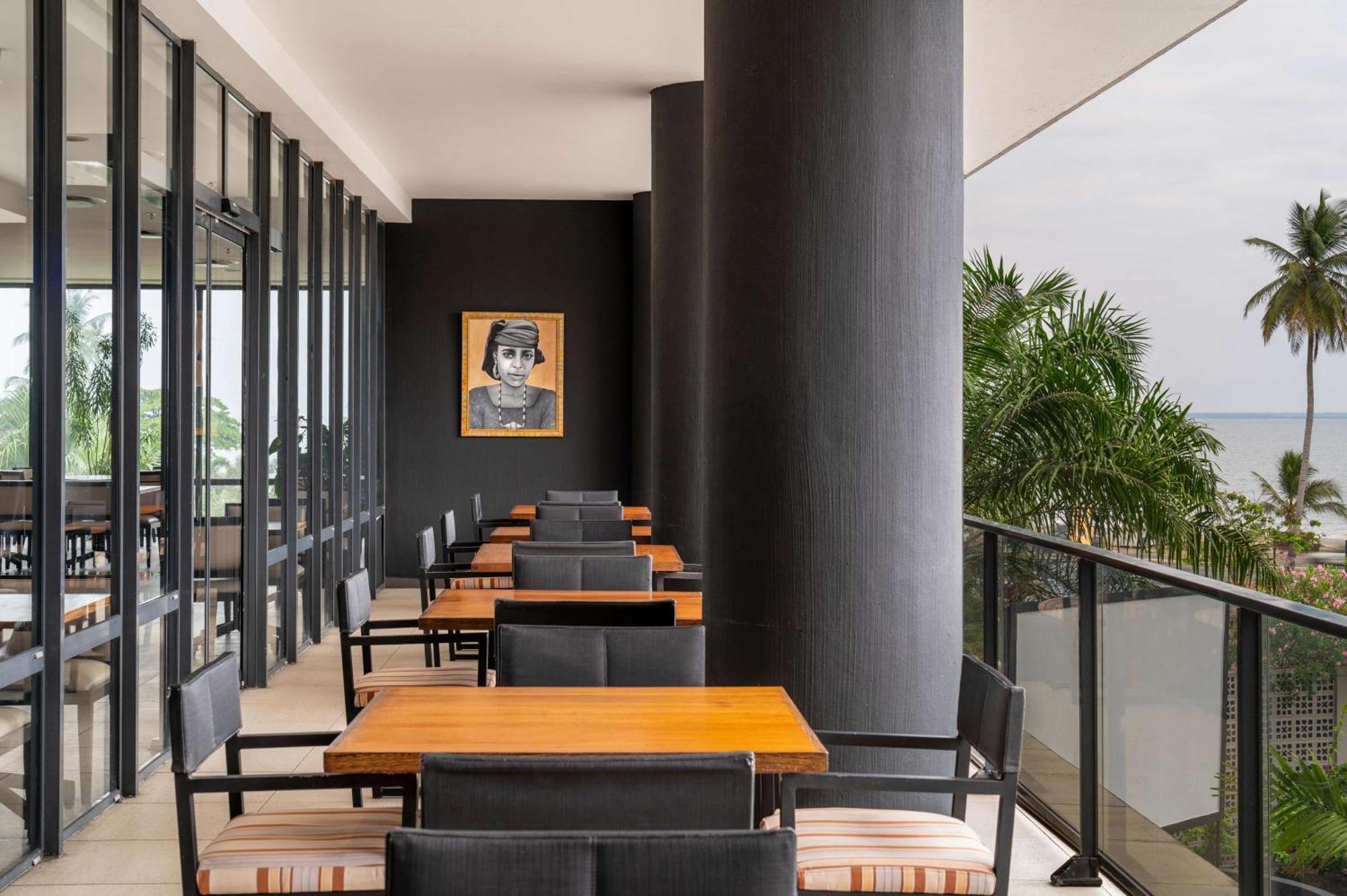 Radisson Blu Okoume Palace Hotel, リーブルヴィル エクステリア 写真