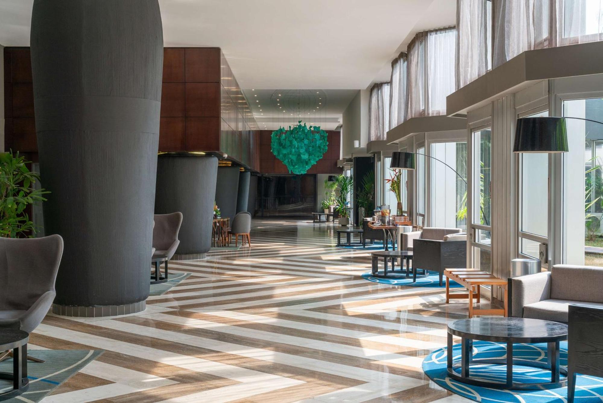 Radisson Blu Okoume Palace Hotel, リーブルヴィル エクステリア 写真