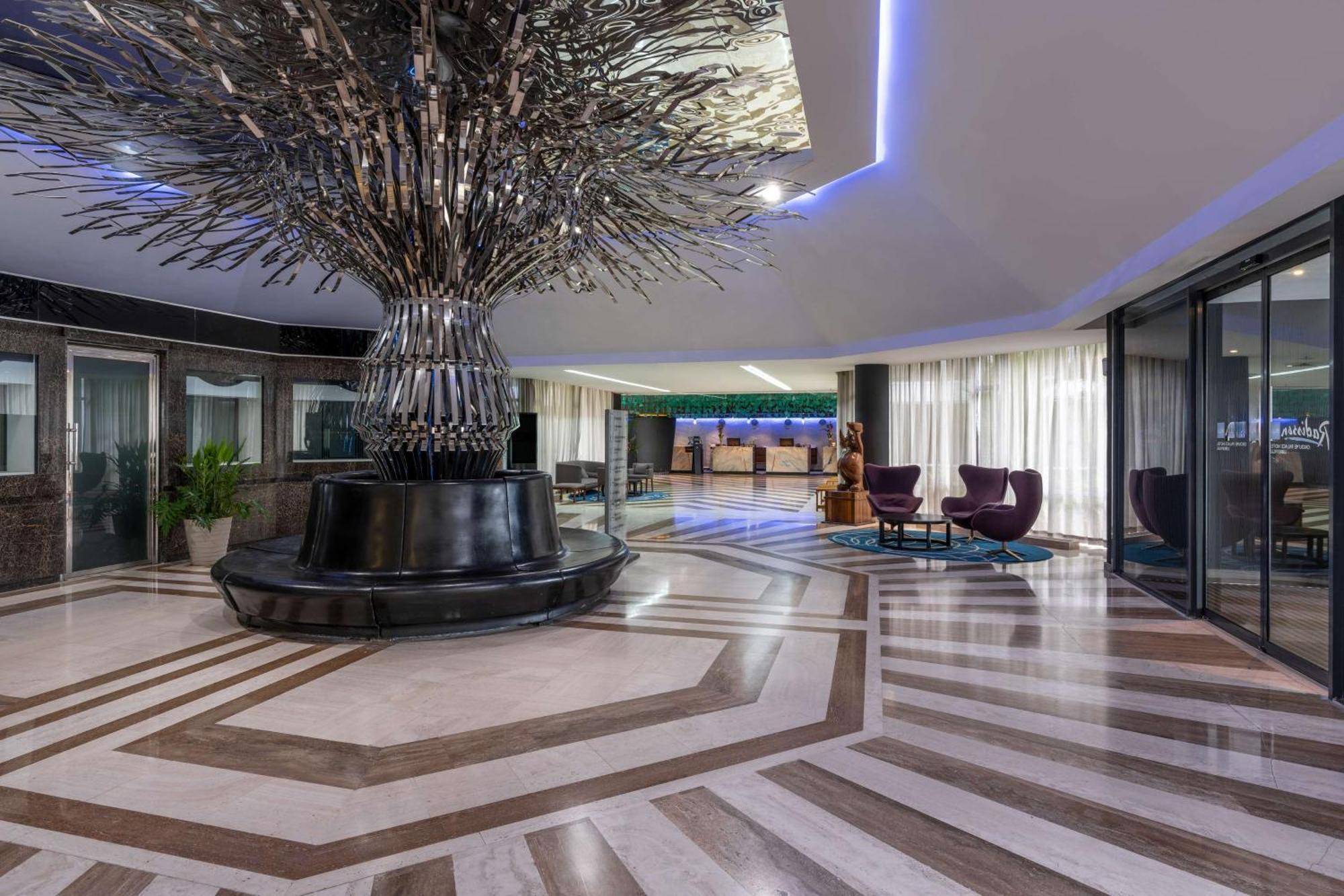 Radisson Blu Okoume Palace Hotel, リーブルヴィル エクステリア 写真