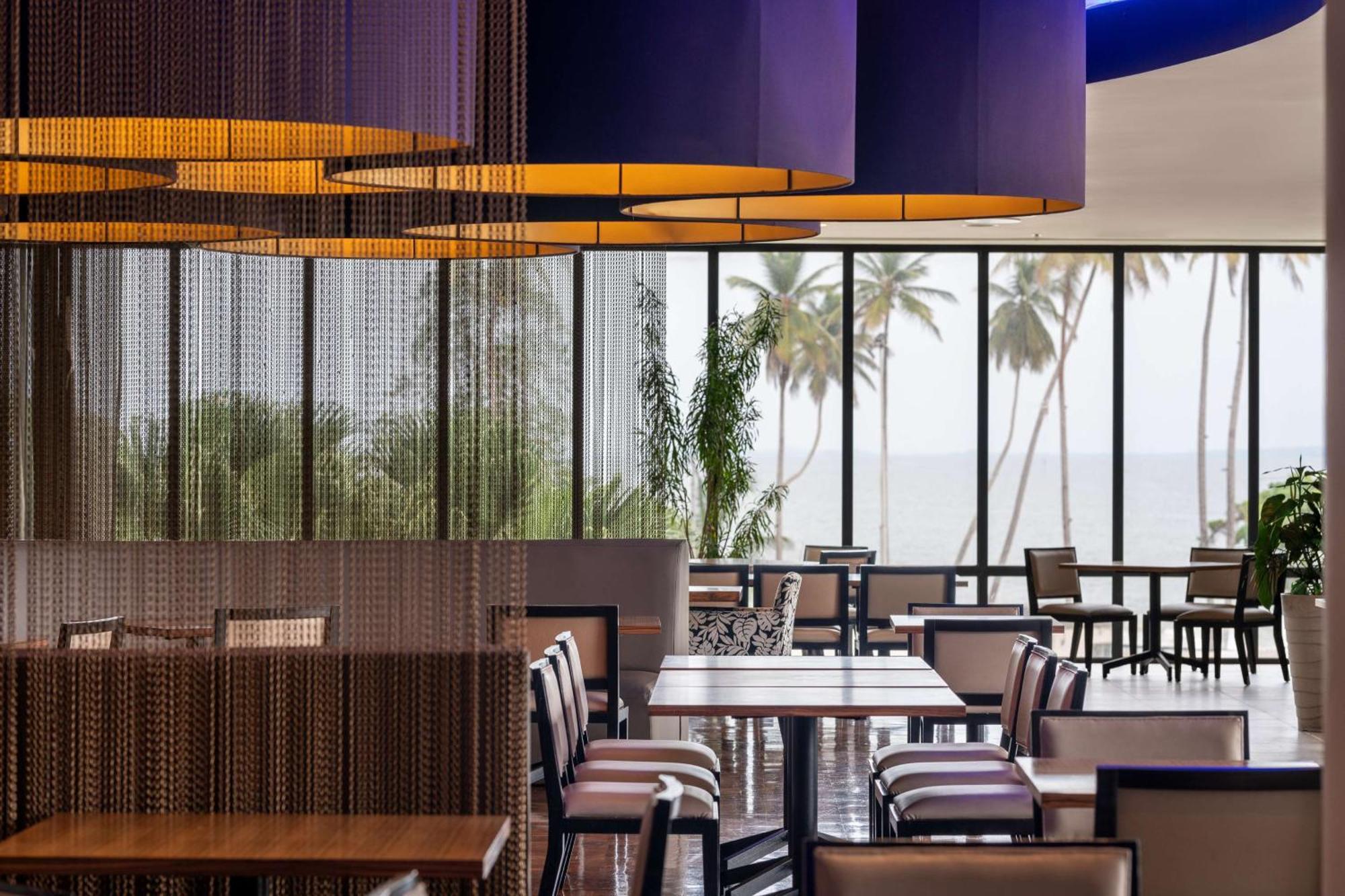 Radisson Blu Okoume Palace Hotel, リーブルヴィル エクステリア 写真