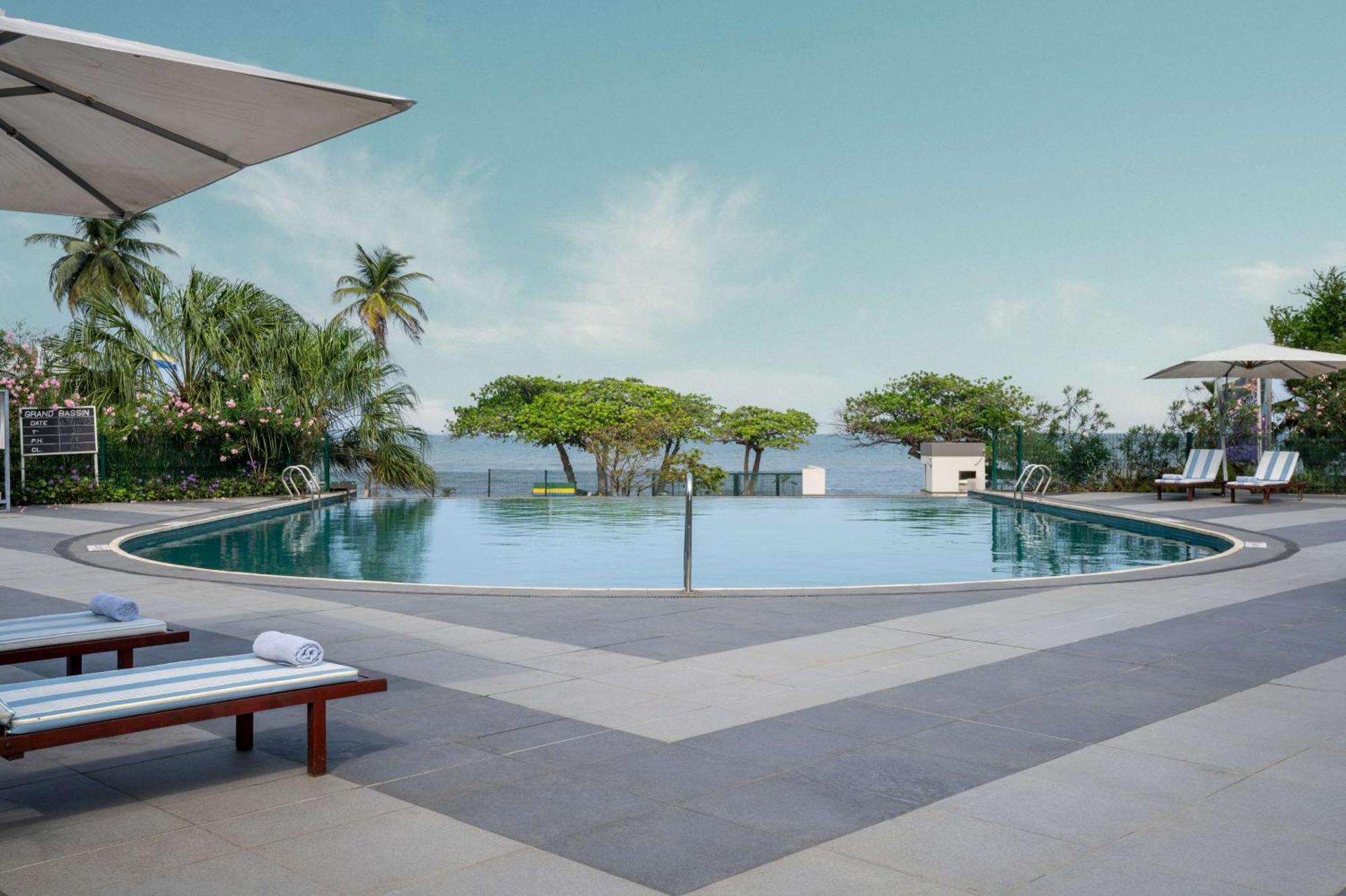 Radisson Blu Okoume Palace Hotel, リーブルヴィル エクステリア 写真