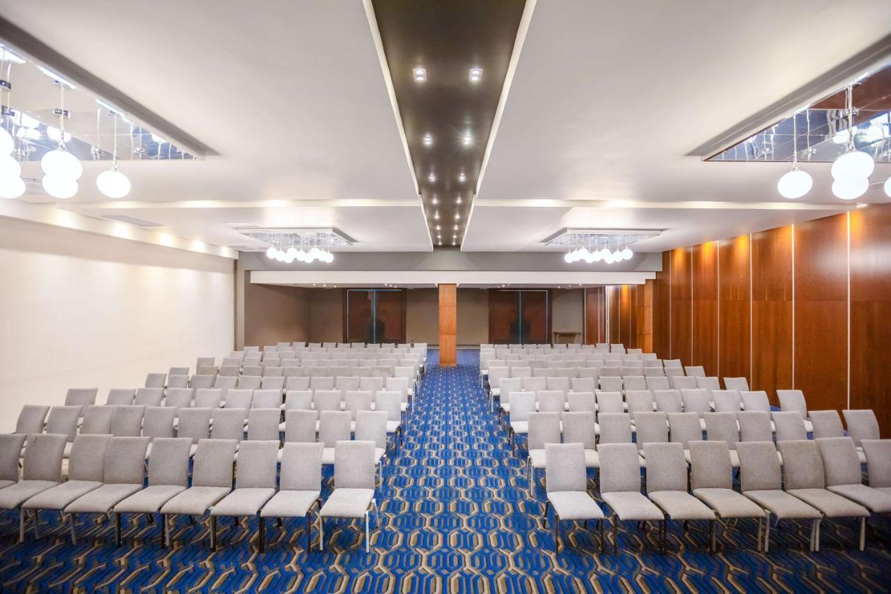 Radisson Blu Okoume Palace Hotel, リーブルヴィル エクステリア 写真